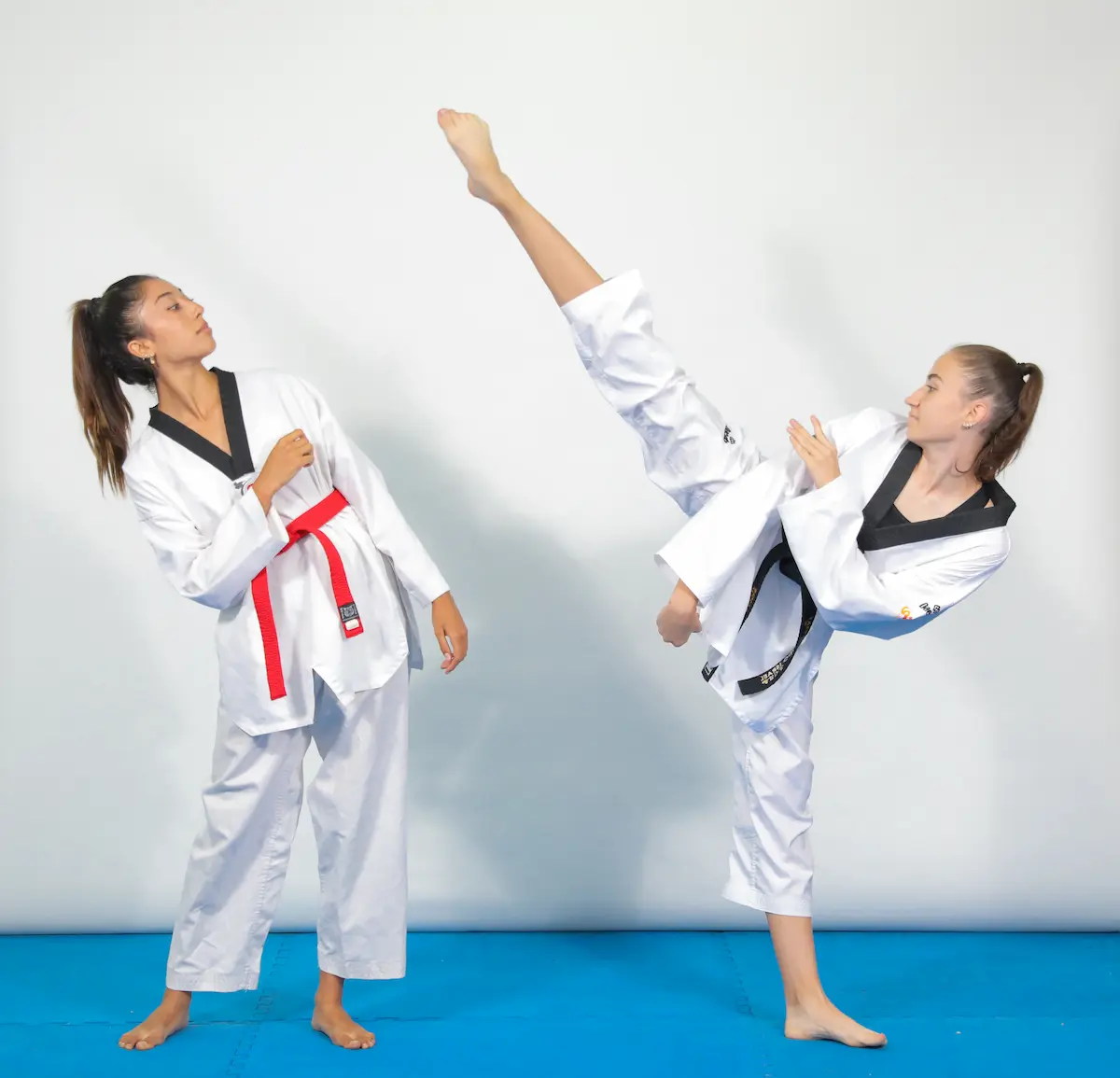 בנות מתאמנות בטאקוונדו — בעיטה גבוהה