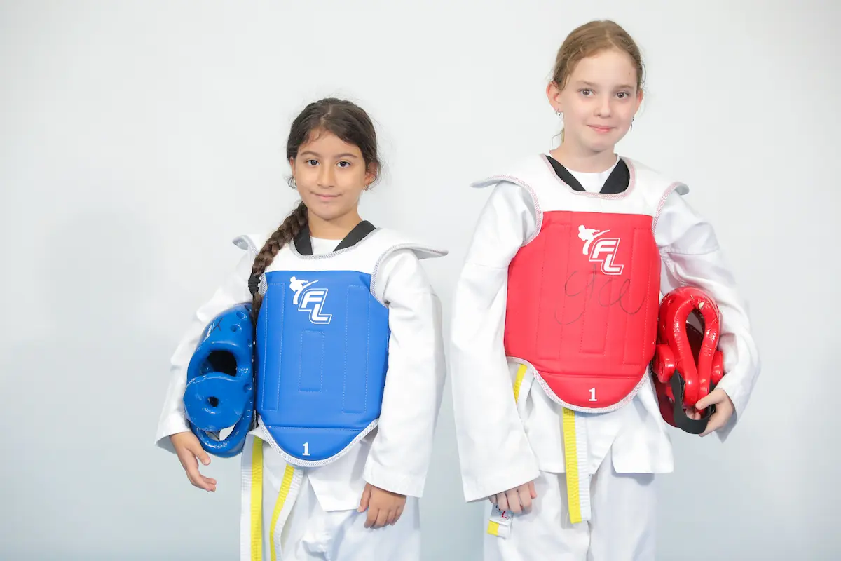 בנות מתאמנות עם ציוד מגן