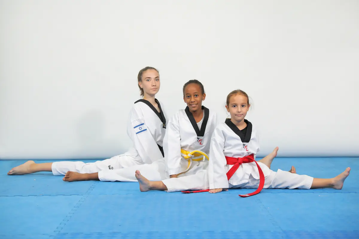 קבוצת בנות יושבות על המזרן