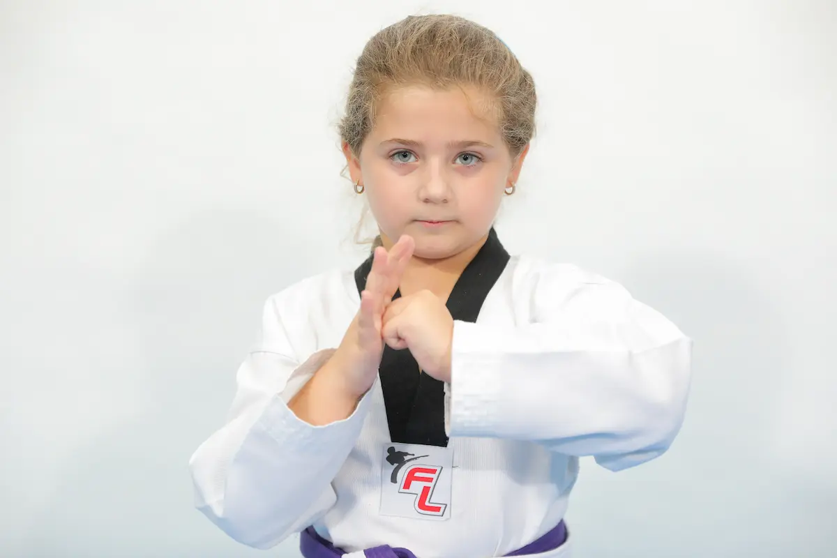 בנות בעמידת לחימה