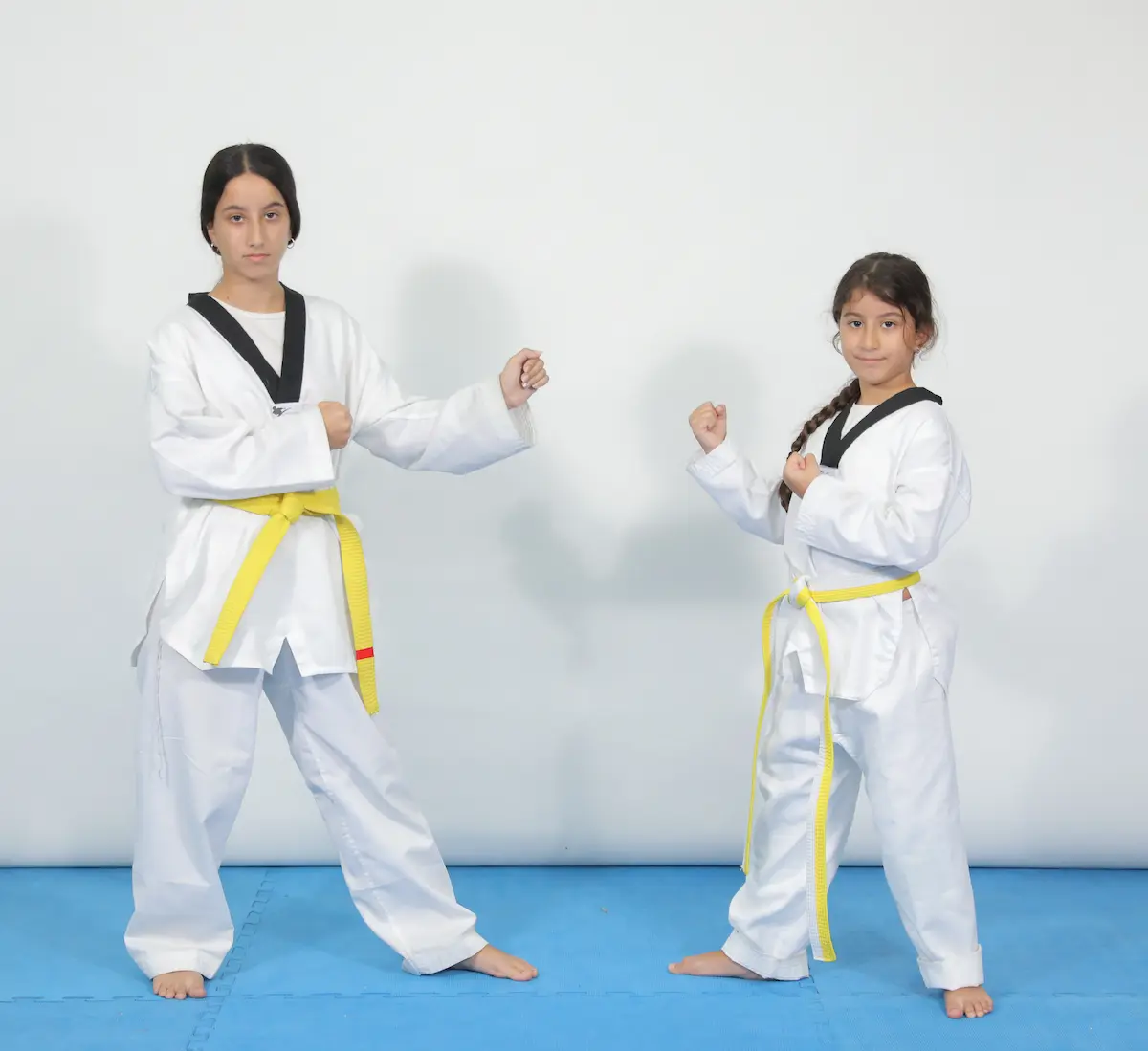 בת מתאמנת — אגרופים למעלה