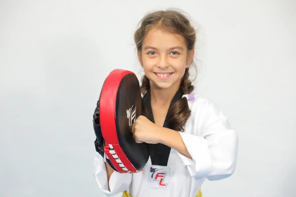 בת מחייכת בדובוק